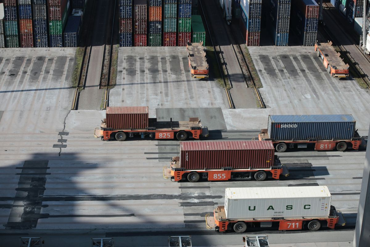 Kontena dan treler di depoh logistik